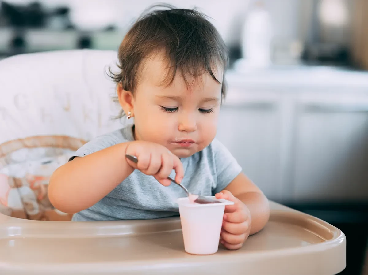 Trẻ bị tiêu chảy có được uống sữa và sữa chua hay không?